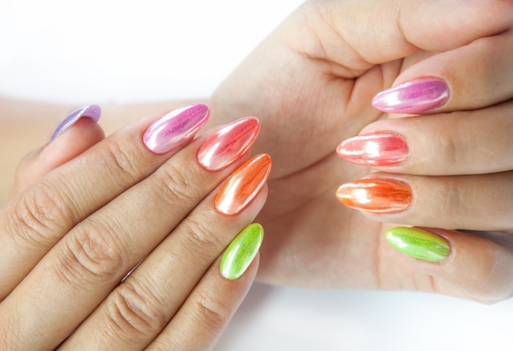 Mirror manicure of bright shades