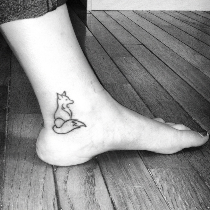 Лиса-татуировка на женской ноге