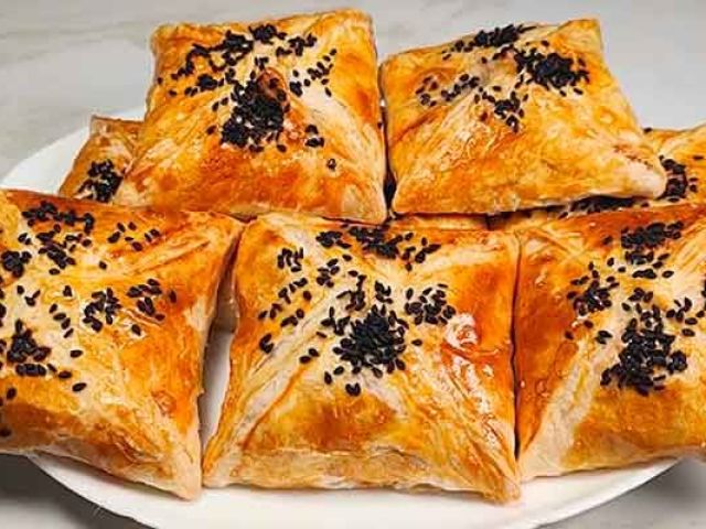 How to cook semi -finished layers of puff pastry: cooking temperature, recipe
