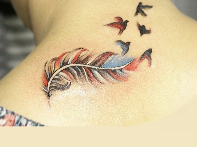 Que signifie une plume d'oiseaux pour les filles, les hommes et les femmes? Tatouage Feather of Birds: emplacement, variétés, exemples d'application, croquis, photos. Quels tatouages \u200b\u200bsont combinés avec un tatouage de plume d'un oiseau?