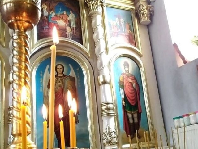 Apakah mungkin untuk meletakkan lilin yang rusak di gereja?
