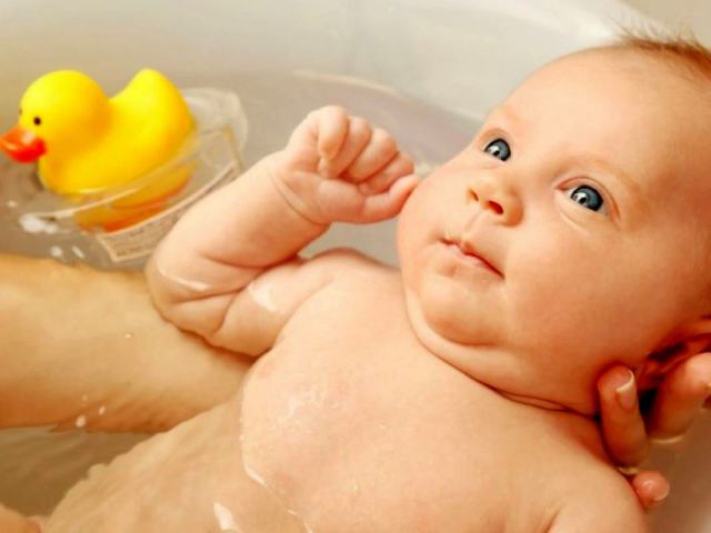 Berapa suhu air untuk mandi pertama anak yang baru lahir dan mandi berikutnya? Suhu udara apa yang seharusnya ada di kamar mandi saat mandi bayi yang baru lahir dan di kamar anak -anak setelah mandi seorang anak?