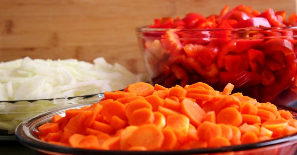 Au poivre bulgare Lecho avec des carottes: préparation des légumes