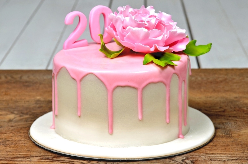 Как украсить торт розовой глазурью