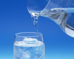 Τι είναι το απεσταγμένο νερό, πώς λαμβάνεται και πού χρησιμοποιείται; Μπορώ να πίνω αποσταγμένο νερό; Ποια είναι η διαφορά μεταξύ του αποσταγμένου νερού και της κατανάλωσης και του βρασμένου; Πού μπορείτε να αγοράσετε απεσταγμένο νερό;