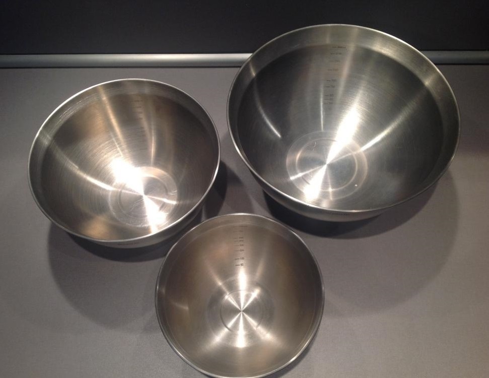 Stainless steel dishes for whipping proteins - one of the secrets of cooking makarun
