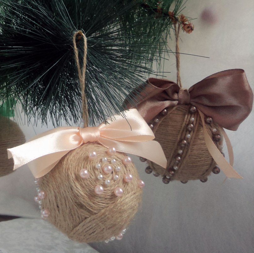 Decorating balls with jute threads, ribbons and beads