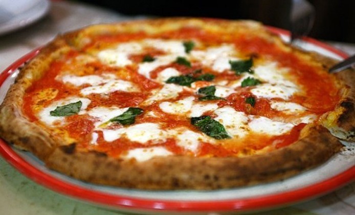 Pizza klasik adalah Neapolitan