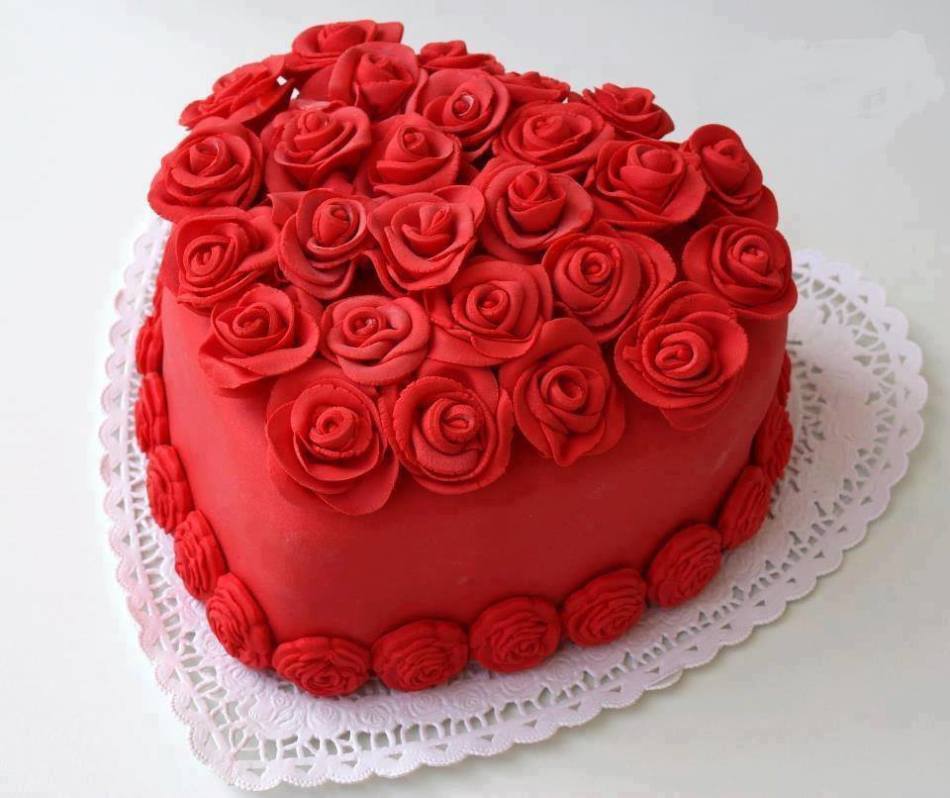 Торт с мастикой красного цвета из пищевого красителя