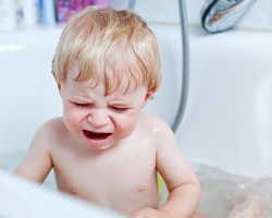 Is it possible and worth it to wash, swim, when you go a cold, influenza, acute respiratory viral infusion, sore throat, with sore throat, ear, cough and runny nose in the bathroom, under the shower? Is it possible to take a hot bath, a hot shower with influenza, cough and runny nose, if there is no temperature?