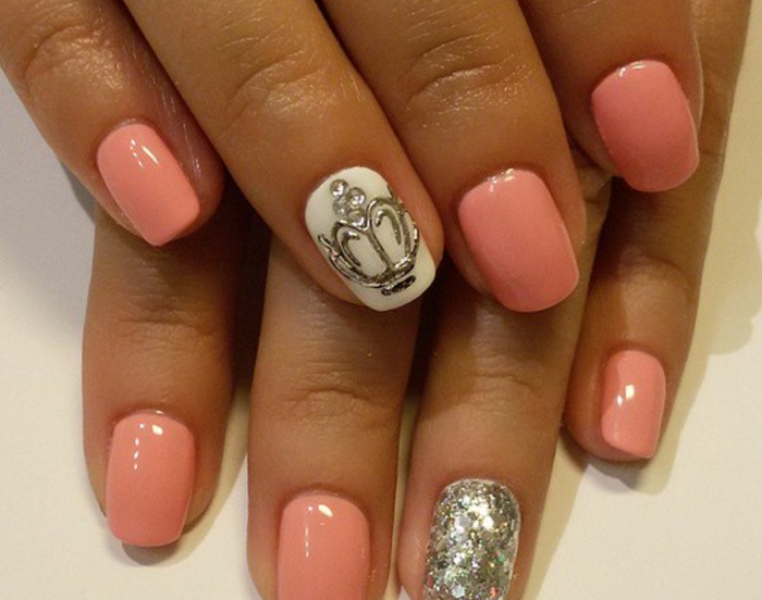 Original pink manicure combined with exquisite decor crown