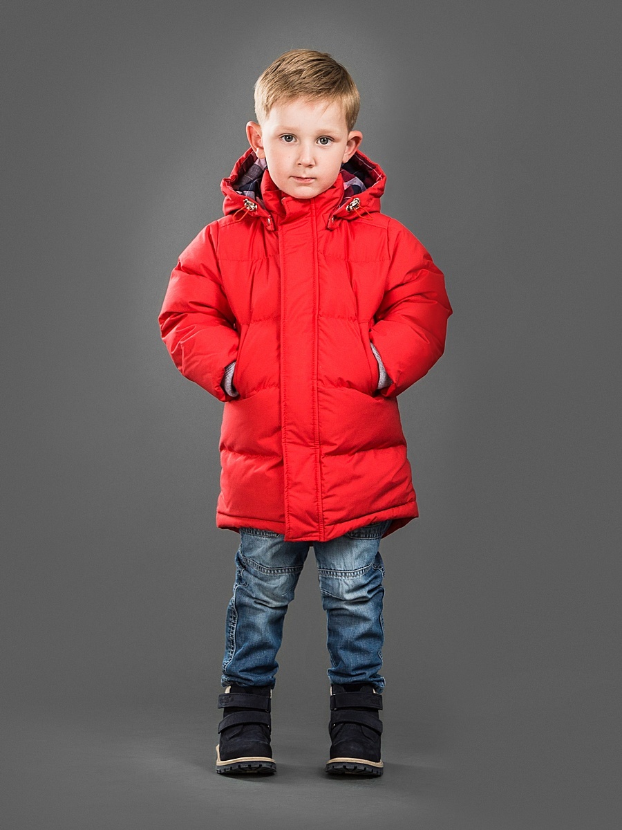Куртка мальчик 122. Красная куртка для мальчика. Куртка зимняя для мальчика красная. Красный детский пуховик. Мальчик в Красном пуховике.