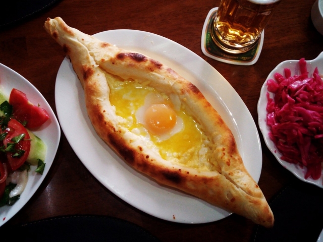 แป้งและเติมสำหรับ Khachapuri สูตรสำหรับทำแป้งอร่อยสำหรับ khachapuri บน kefir, นม, ยีสต์