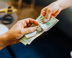 Pourquoi ne pouvez-vous pas transférer de l'argent de main en main? Comment prendre et donner de l'argent correctement?
