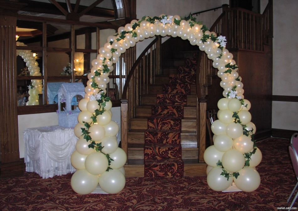 Ready -made ideas for decorating weddings with garlands from balls, example 1
