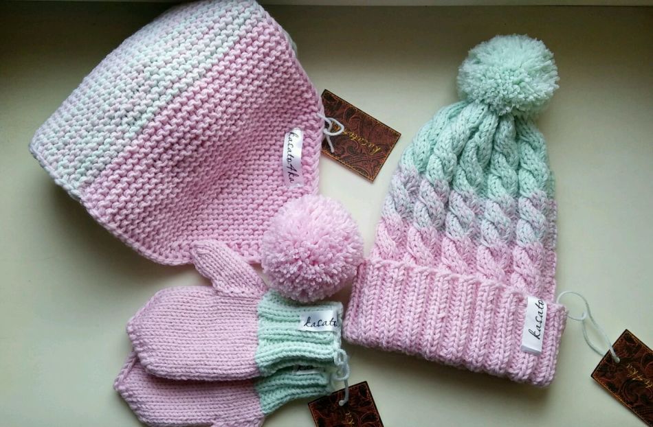 Вязаный спицами комплект для ребенка - шапка, шарф, варежки, пример 4