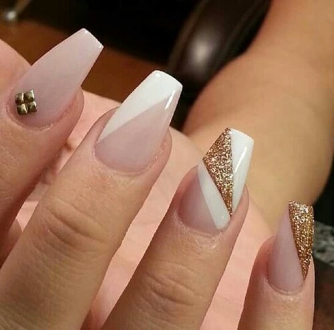 La forma delle unghie di ballerina con manicure