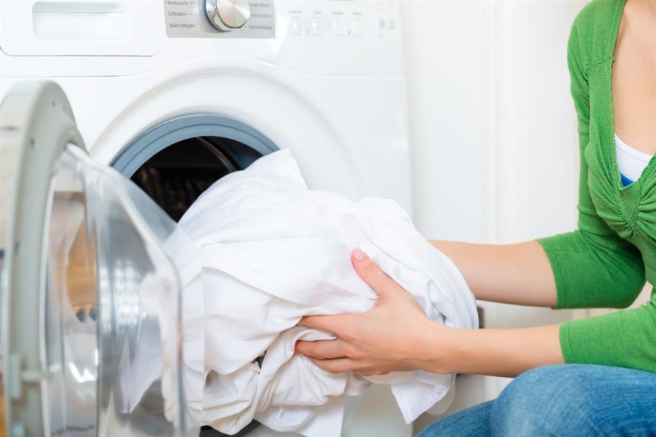 Préparation du linge pour le lavage des machines