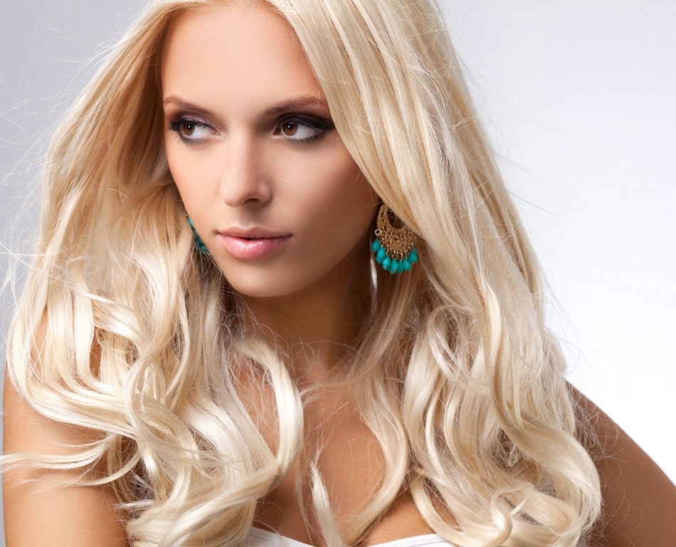 Блондирование для блондинок помогает достичь более светлого оттенка, который не вымоется со временем
