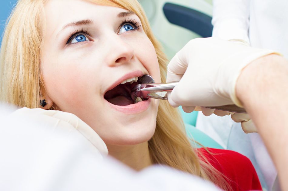 Хлоргексидин - проверенное средство в обработке ротовой полости при болезни зубов