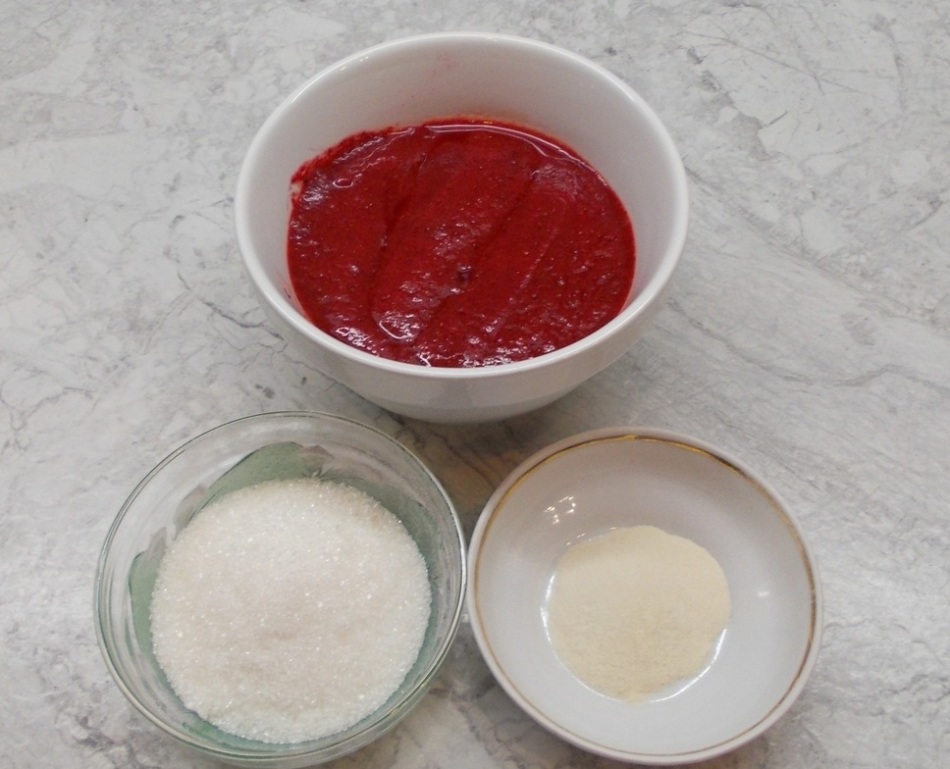 Основные ингредиенты для приготовления клубничного джема - агар-агар, сахар и пюре из ягод клубники