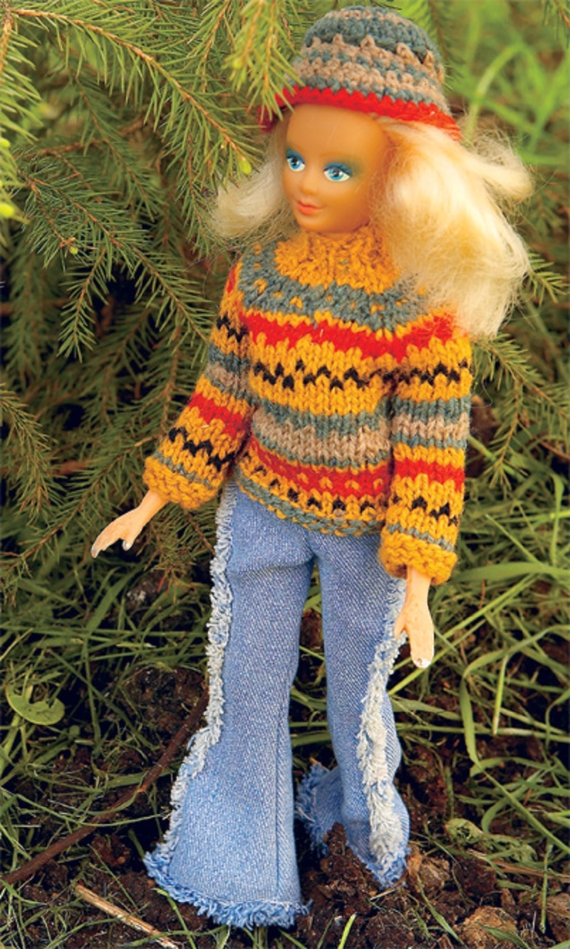 A pulóver a Barbie -babán elegánsnak tűnik