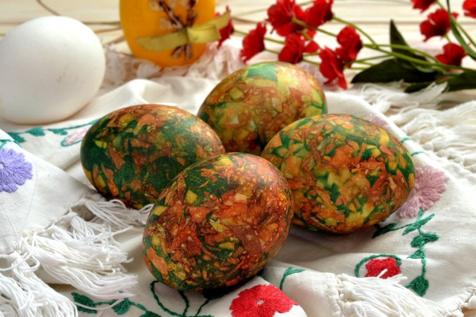 Яйца, покрашенные на пасху при помощи зеленки и луковой шелухи