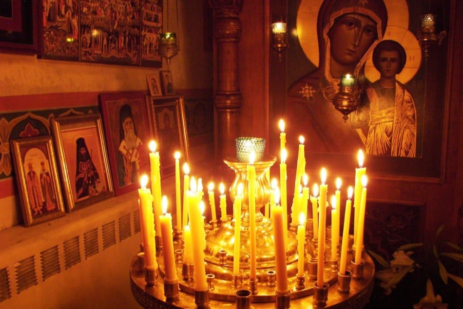 Свечи в церкви во сне.