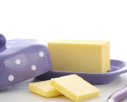 Qu'est-ce que le beurre utile pour la peau autour des yeux? Masques pour le visage fait maison avec beurre: recettes