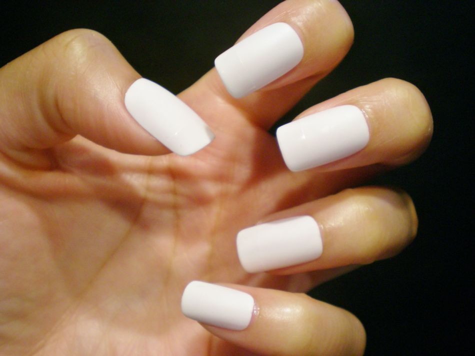 Fashionable white color of varnish