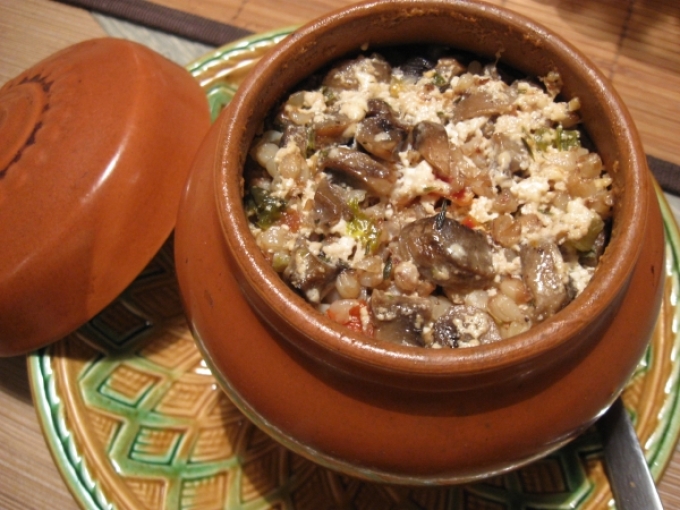 Pots with mushrooms.