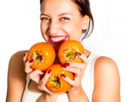 Ali je mogoče shujšati, če obstaja persimmon, ki sedi na dieti, ponoči, po treningu? Je koristno in kaj je koristno persimmon, ko izgubljate težo za ženske? Prehrana na persimmonu za hujšanje: ocene hujšanja