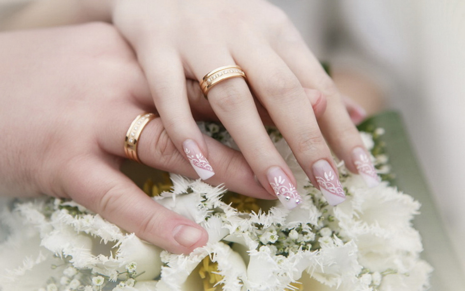 Bride manicure in delicate colors