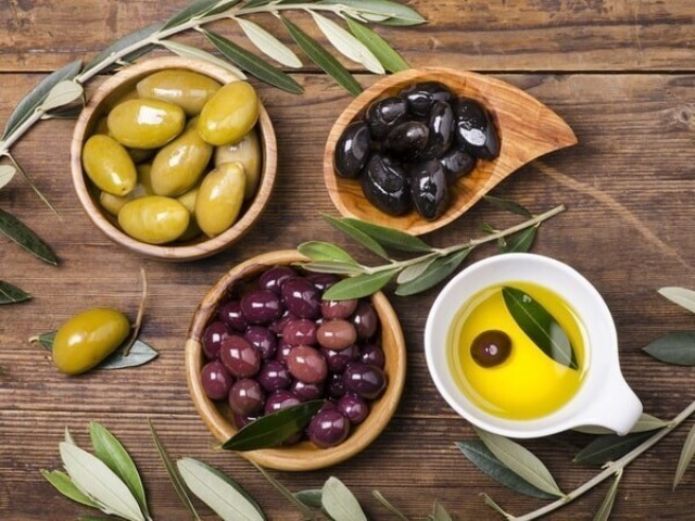 Maslins and olives are berries, fruits or vegetables: what's the difference? How is the black color of olives?