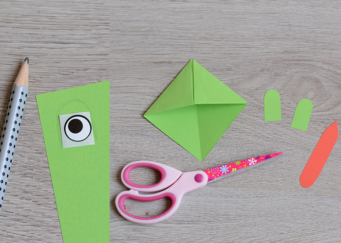 Ke origami-stroke dalam bentuk katak, Anda juga harus menambahkan mata dan lidah