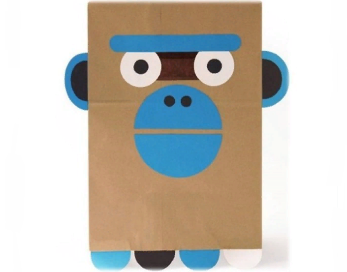 Maszk majmok az új évre a fején egy papírzacskóból