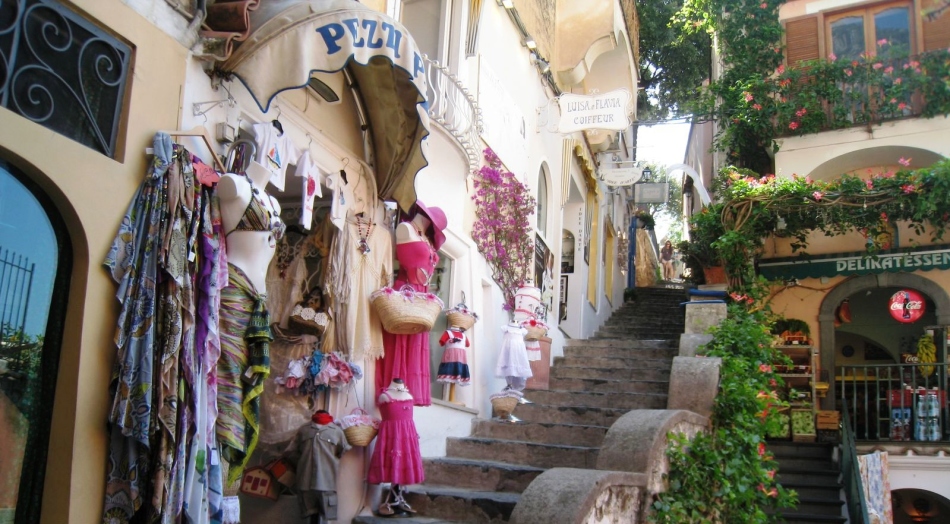 Utca Positano -ban, Nápolyi Riviéra, Olaszország