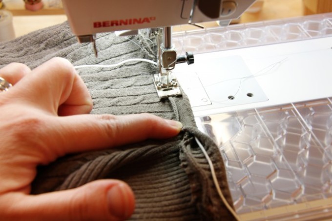 Вшиваем текстильную резинку в горловину платья