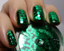 Emerald Manicure: Ιδέες σχεδίασης, φωτογραφία. Το σακάκι μανικιούρ Emerald, Matte, Cat Eyes, με μοτίβο, λάμψη, με στρας: σχεδιασμό νυχιών