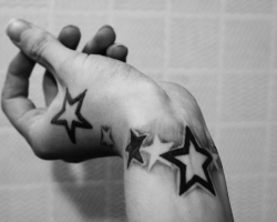 Que signifie le tatouage stellaire: chez les hommes, les filles, la signification de la prison. Stars des voleurs de tatouage: vues, photos. Que signifient les étoiles sur les épaules des condamnés à huit points? Quel est le tatouage de l'étoile sur les épaules, la poitrine, les clavits, le bras, deux étoiles sur les épaules? Étoile de tatouage de décodage commun