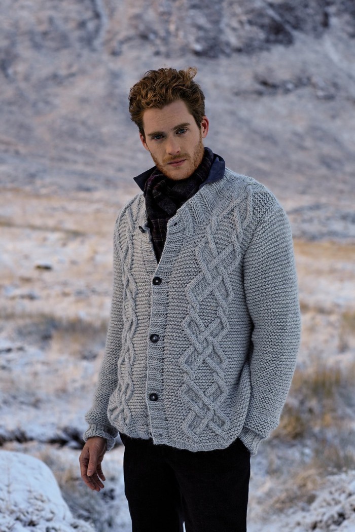 Cardigan masculin avec des aiguilles à tricoter