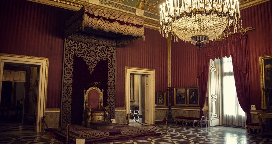 Οι εσωτερικοί χώροι του Βασιλικού Παλατιού στη Νάπολη της Ιταλίας