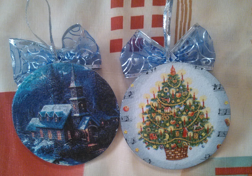 Svetla kroglica na božičnem drevesu z CD -ja, primer 2