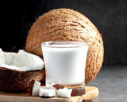 Care este diferența dintre laptele de nucă de cocos și laptele de vacă: compararea proprietăților benefice