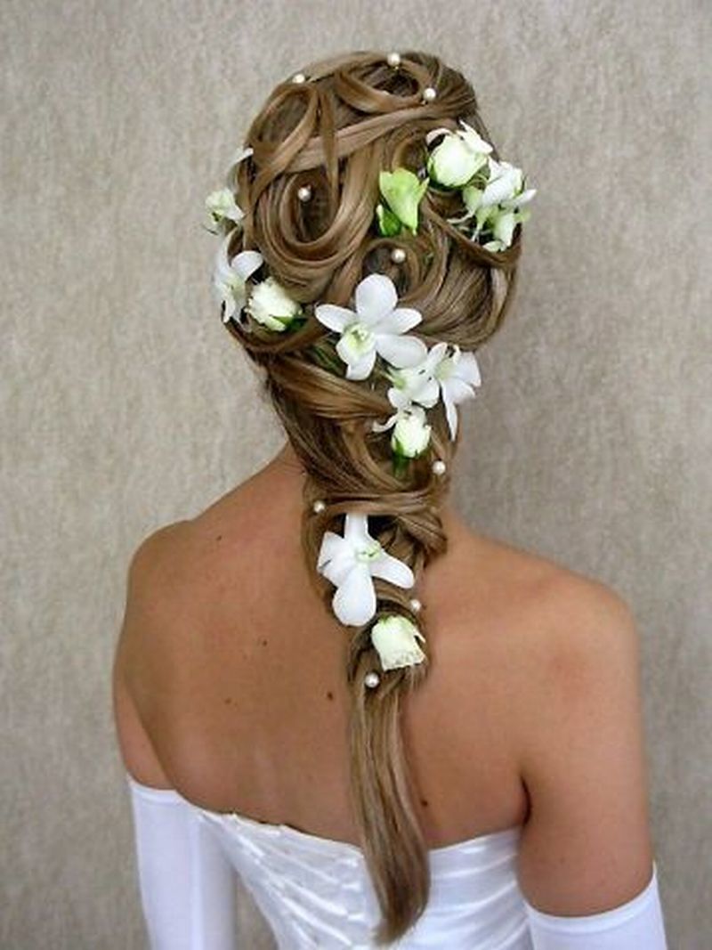 Свадебная прическа с цветами из волос и косой
