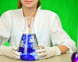 Poskusi za otroke s spremembo barve tekočine: ideje. Kako izvajati barvne poskuse na kemiji z otroki doma?
