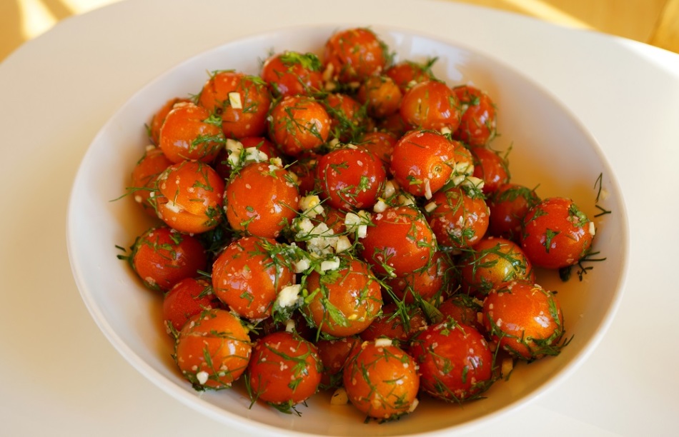 Tomates petites avec basilic et ail