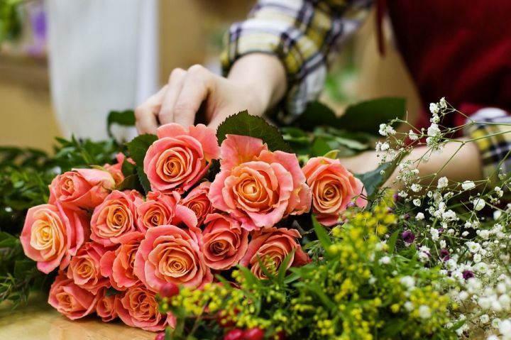 How much does a florist earn?