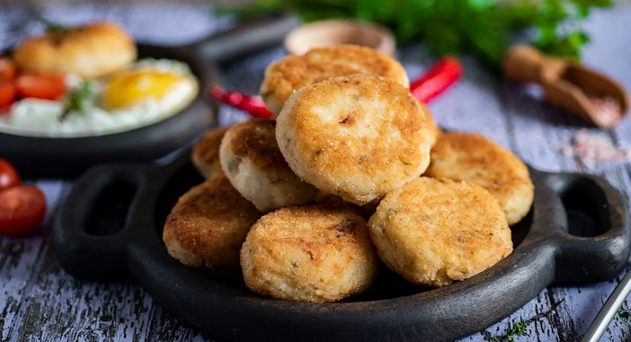 Schnitzel aus den Überresten des gestrigen gekochten Reis von gestern