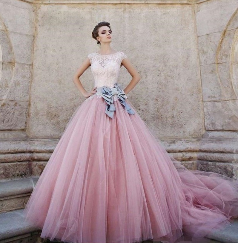 Воздушное нежное розовое платье с кокетливым бантом на выпускной-2023